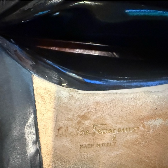 Salvatore Ferragamo Black Patent Vera Bow Shoes Size 9 1” heel MSRP $895 - Picture 11 of 14